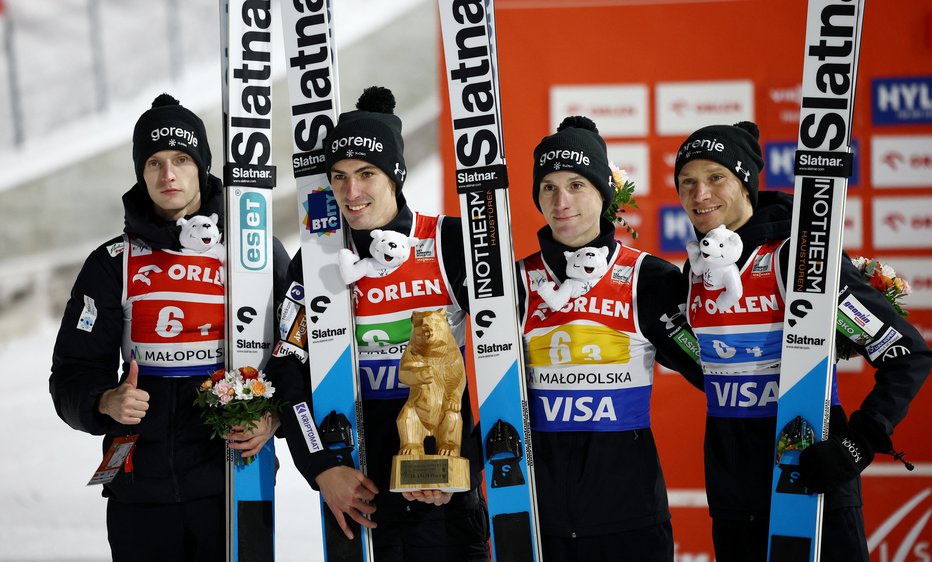 Fotografija: Slovenski skakalci Lovro Kos, Timi Zajc, Domen Prevc in Anže Lanišek (na fotografiji z leve) so se v soboto veselili prvih stopničk v sezoni. FOTO: Kacper Pempel/Reuters