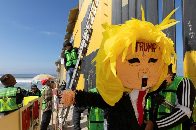 Demonstranti med protestom proti predvidenim Trumpovim ukrepom na področju priseljevanja. FOTO: Zaydee Sanchez Reuters