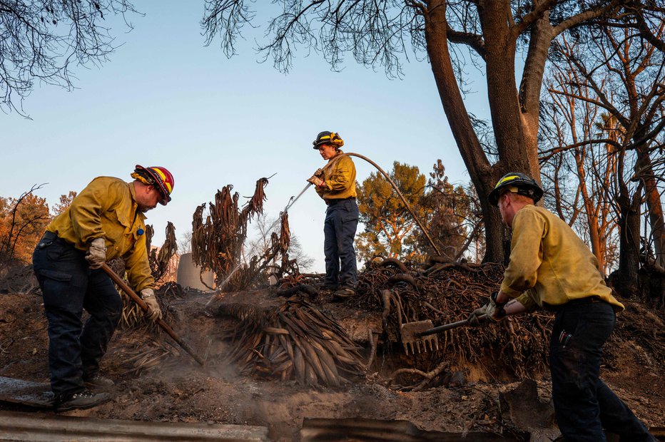 Fotografija: V okrožju Los Angeles je izbruhnilo več požarov, ki jih je podžigal močan veter, pri čemer je umrlo najmanj 27 ljudi, za več kot 180.000 ljudi pa je bil izdan ukaz za evakuacijo. FOTO: Brandon Bell Getty Images Via Afp