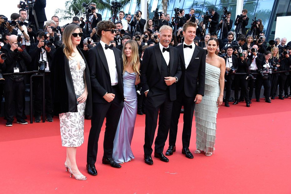 Fotografija: Costner z družino na lanskem festivalu v Cannesu FOTO: Profimedia