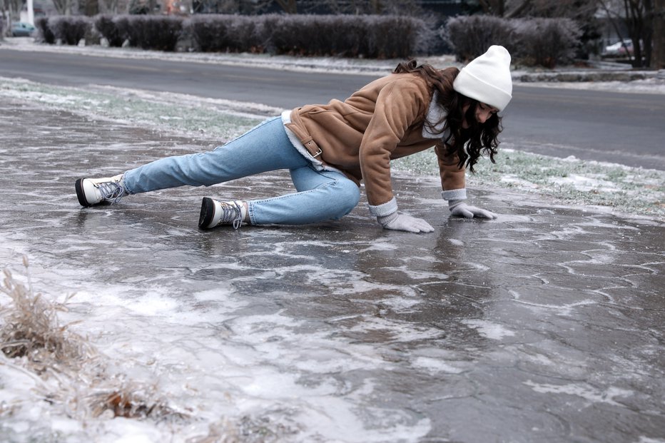 Fotografija: Količina padavin sicer ne bo velika (povečini le do nekaj milimetrov), a v krajih z negativnimi temperaturami v notranjosti Slovenije bi lahko nastala poledica. FOTO: Liudmila Chernetska Getty Images/istockphoto