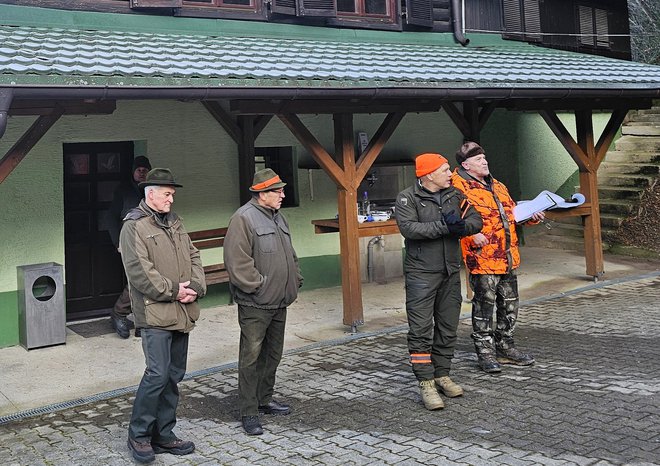 Udeležence so nagovorili (z leve) župan Janko Kos, predsednik LD Žalec Janez Stebernak, predsednik LD Gozdnik Griže Peter Štraus ter vodja lova Rajko Štopfer. Foto: Darko Naraglav