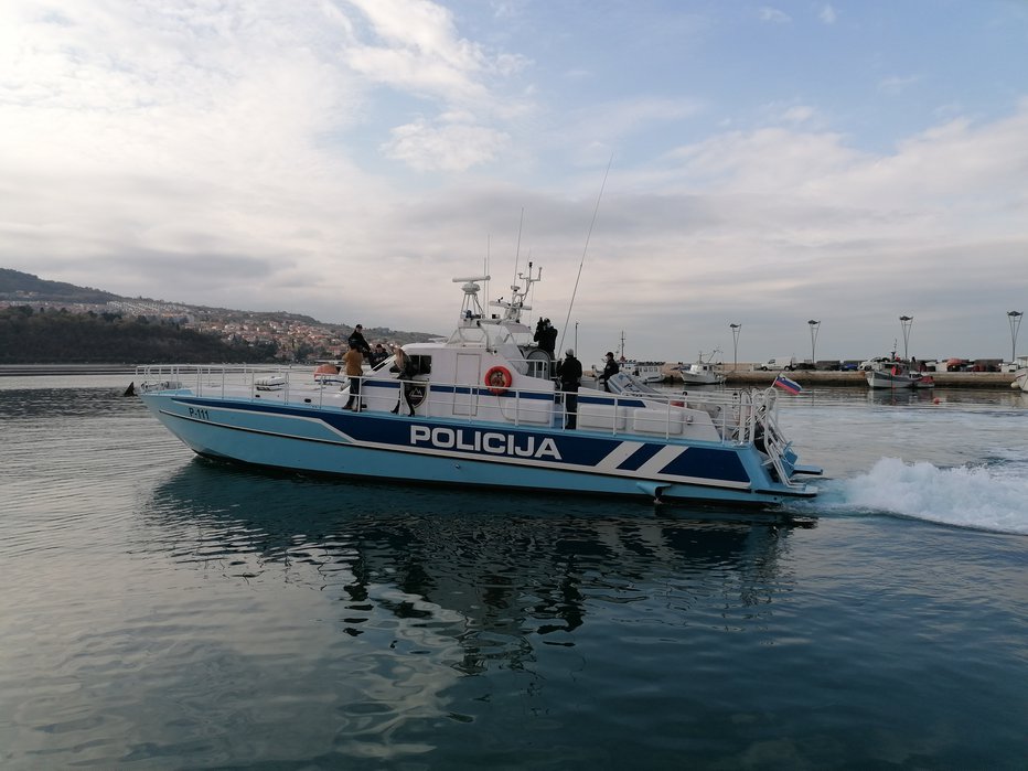 Fotografija: Policijski patruljni čoln P-111 je jeseni 2021 odplul na zadnjo vožnjo. Foto: Nataša Čepar