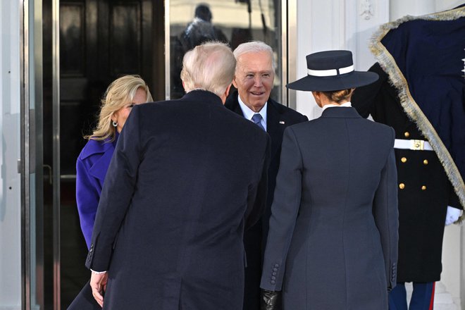 Zakona Biden in zakonca Trump pred belo hišo FOTO: Roberto Schmidt/Afp