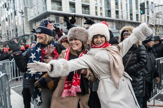 Kljub mrazu potrpežljivo čakajo v vrsti. FOTO: Stephanie Keith/Getty Images Via Afp