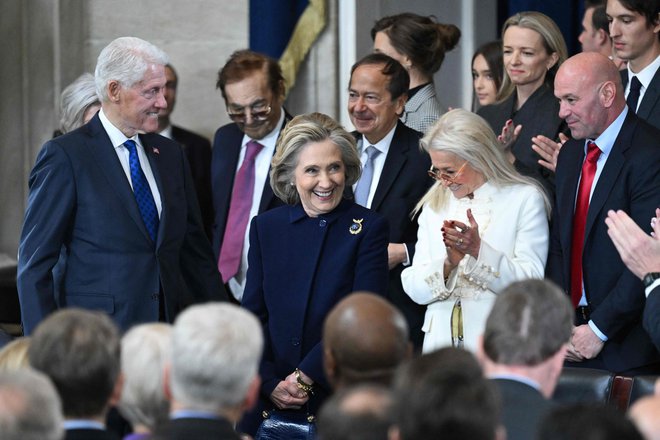 Zakonca Clinton sta oblično razpoložena. FOTO: Saul Loeb/Afp