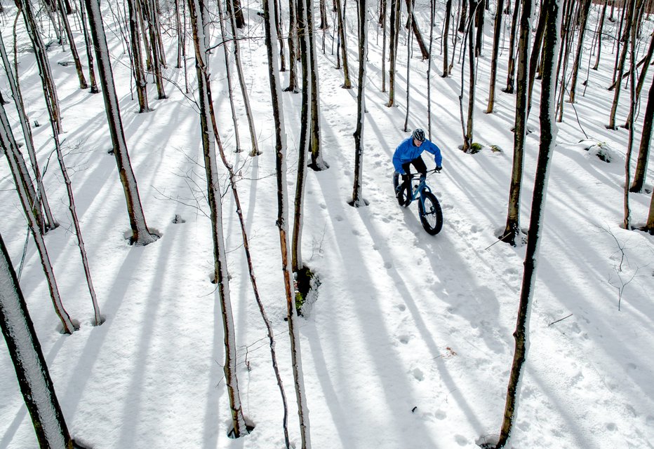 Fotografija: Vožnja z gorskim kolesom pozimi zahteva dodatno previdnost in pripravo. FOTO: Getty Images