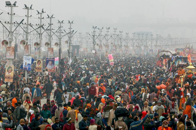 Na prizorišče se je zgrnila nepregledna množica. FOTO: Niharika KulkarniI/AFP