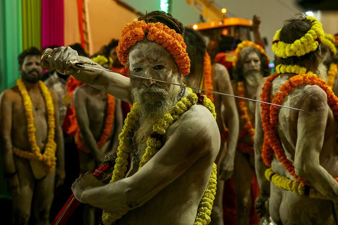 Naga Sadhus, indijski sveti možje, med pripravami na obredno kopanje FOTO: Niharika Kulkarni/AFP