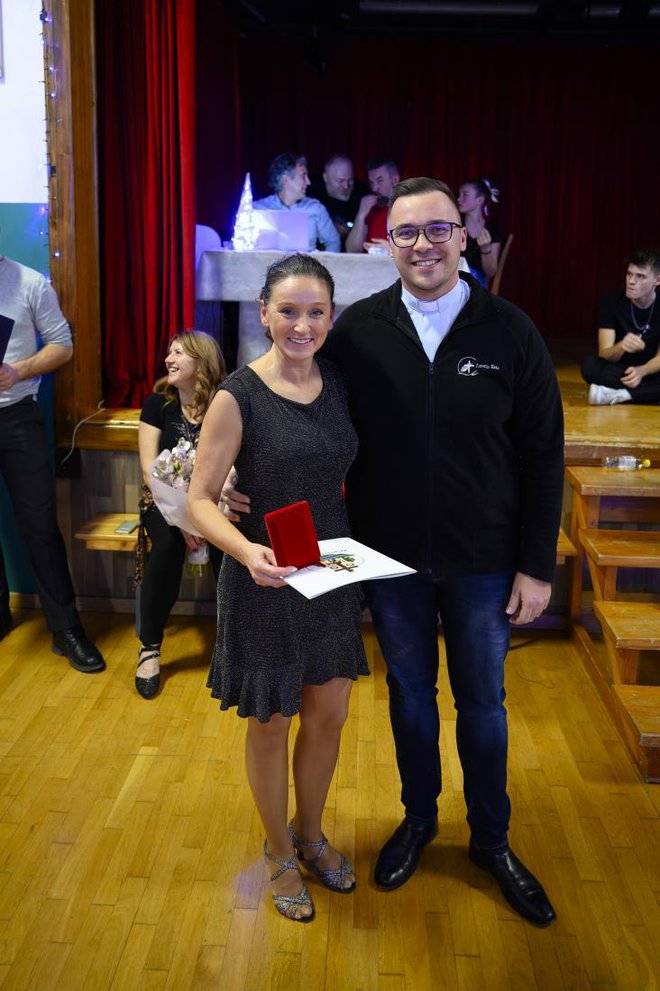 Mentorici Mariji Jurca in njeni družini se je z izbranimi besedami v imenu Župnije Krka zahvalil tudi župnik Dejan Pavlin. FOTO: KD Krka