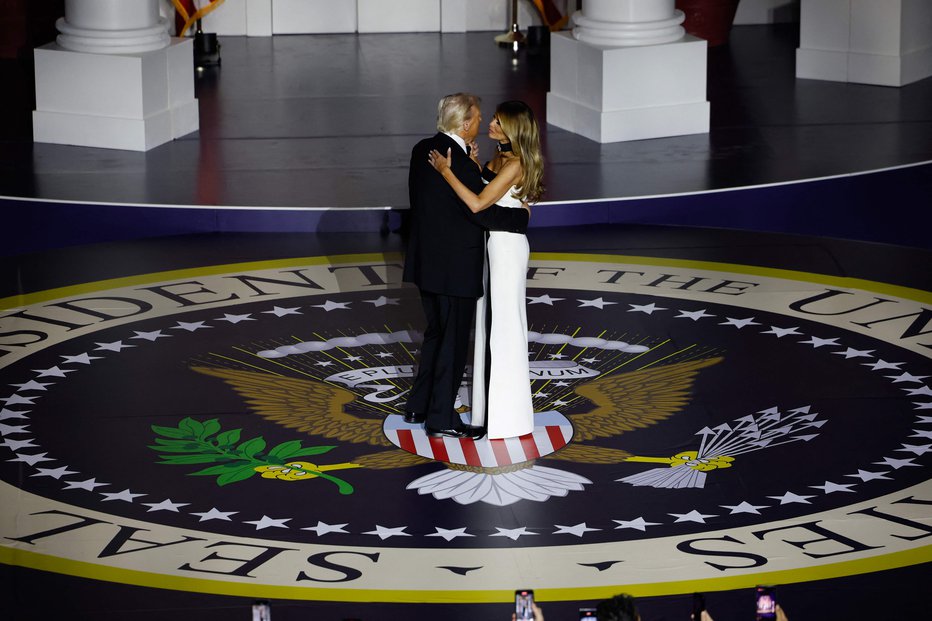 Fotografija: Donald in Melania med plesom. FOTO: Anna Moneymaker Getty Images Via Afp