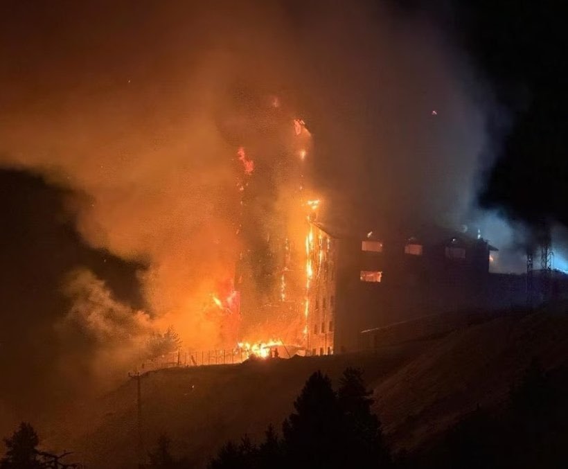 Fotografija: Požar v 12-nadstropnem hotelu Grand Kartal, ki je bil približno 90-odstotno zaseden, je izbruhnil v restavraciji in se je hitro razširil. FOTO: Omrežje X