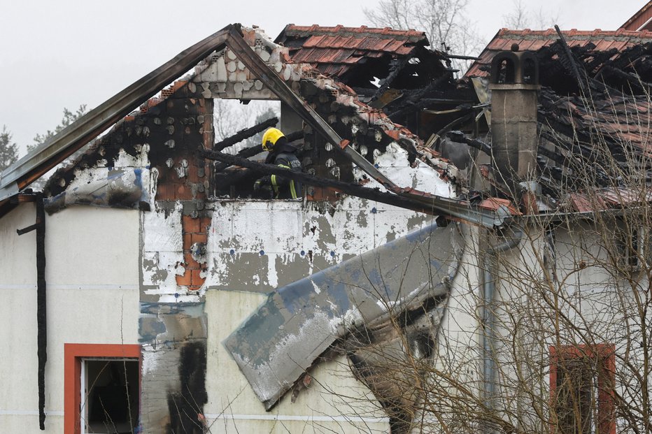 Fotografija: Vzrok požara, ki je v domu starejših izbruhnil okrog 3.30, še ni znan. Fotografiji: Djordje Kojadinovic/Reuters