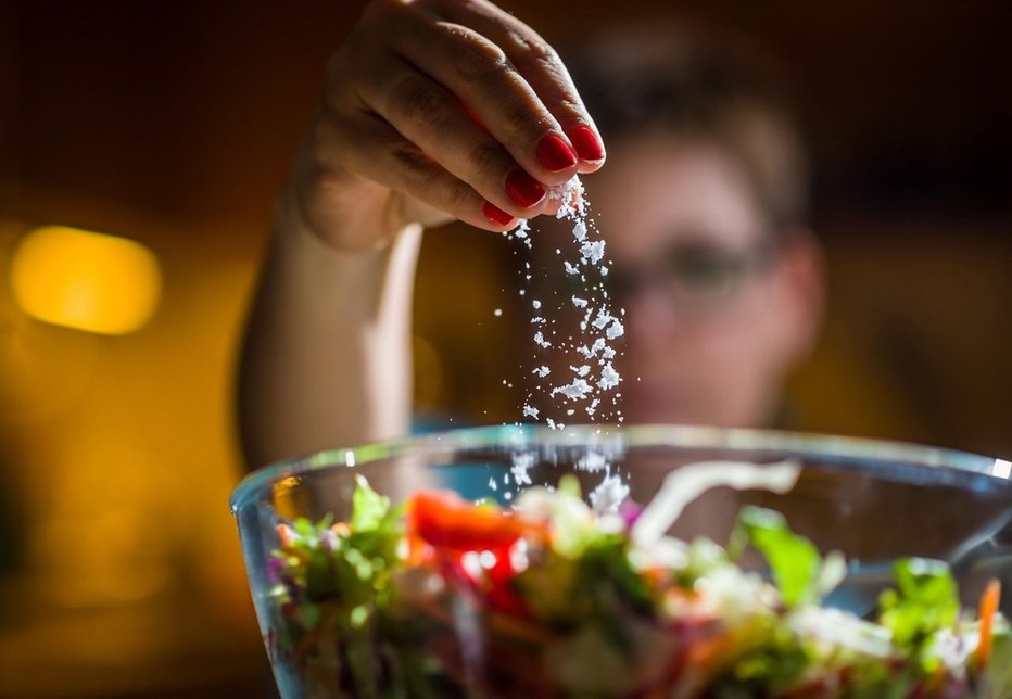 Fotografija: V desetih letih smo Slovenci bolj ozaveščeni glede uporabe soli, a še vedno presegamo priporočene vrednosti. Foto: Shutterstock