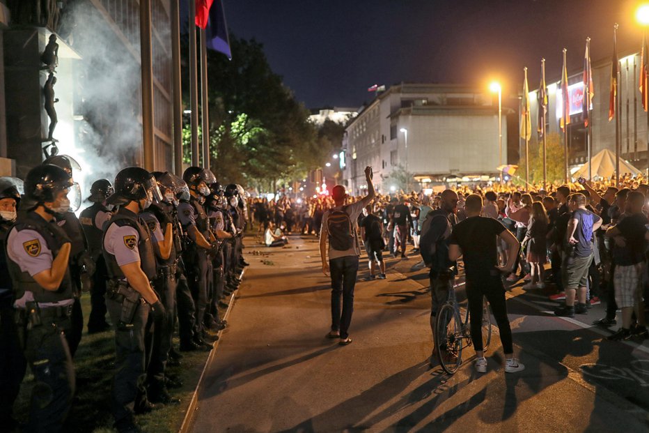 Fotografija: Pred državnim zborom so zavladale skorajda izredne razmere. FOTO: Blaž Samec