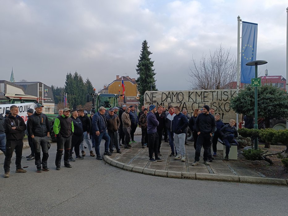 Fotografija: Kmetje so marca lani v Žalcu tako pričakali ministra Jožeta Novaka. Foto: Špela Kuralt