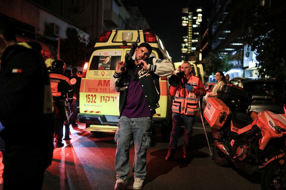 Fotografija: V napadu so bili ranjeni trije mlajši moški in en starejši. FOTO: Itai Ron Reuters