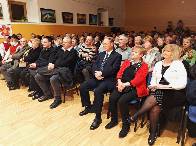 Obiskovalci so do zadnjega kotička napolnili župnijsko dvorano v Cerkljah.