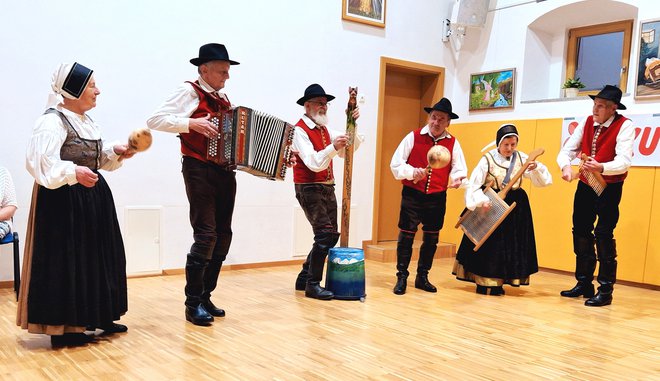 Tudi Cerkljanski gavnarji so zavzeli oder. FOTOGRAFIJE: Janez Kuhar