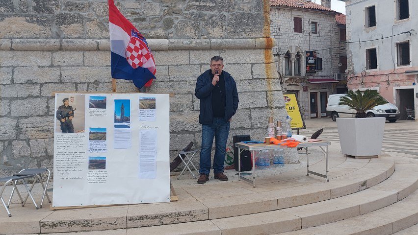 Fotografija: Hrvaški vojni veteran je na čelu umaškega protesta, v katerem sodelujejo tudi Slovenke in Slovenci. FOTO: Sanja Bosnić/Tiramola News Portal