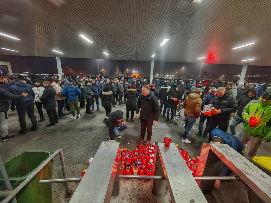 Fotografija: Knapi so se v tišini in s prižigom sveč tudi sinoči spomnili svojih tovarišev. Foto: osebni arhiv