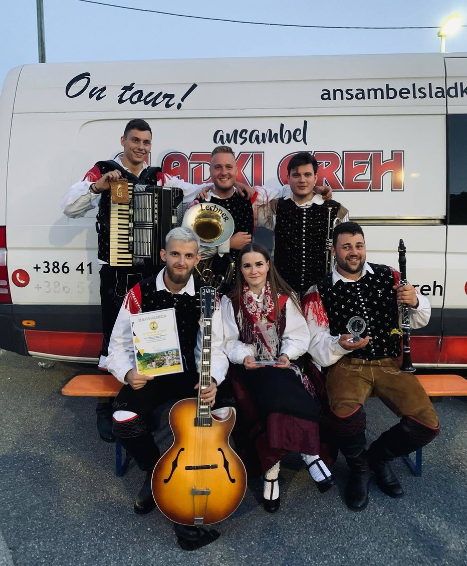 Fotografija: Lani so na Loborfestu oblekli narodno nošo, v kateri so nastopili tudi na Avsenikovem festivalu. FOTO: arhiv ansambla