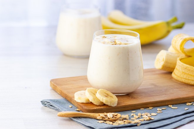 Banana in jogurt sta odlični živili po vadbi, saj nadomestita izgubljene elektrolite. FOTO: Dmitrii Ivanov/Getty Images