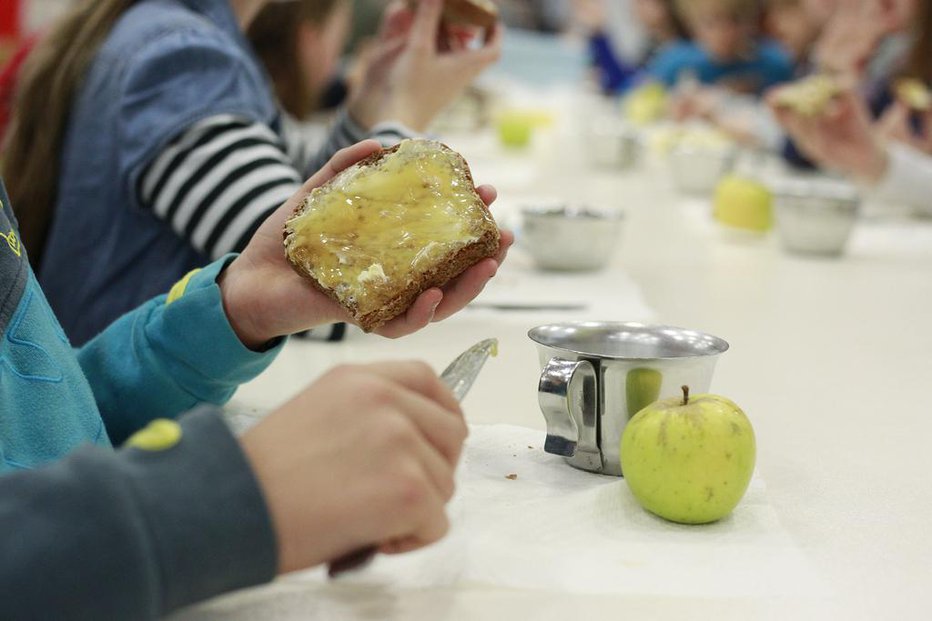 Fotografija: Ponekod so sporni med otrokom postregli tudi na tradicionalnem slovenskem zajtrku. FOTO: Leon Vidic, Delo