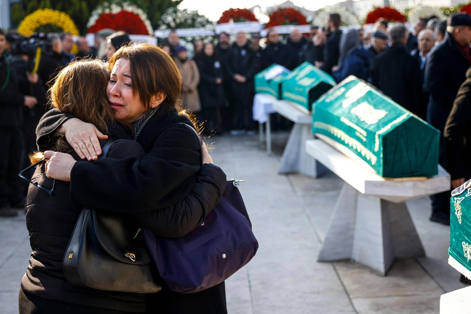 Fotografija: Na pogrebu so se zbrale užaloščene množice. FOTO: Kemal Aslan/Afp