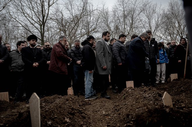 Osmerico otrok so k večnemu počitku položili skupaj. FOTO: Ozan Kose/Afp