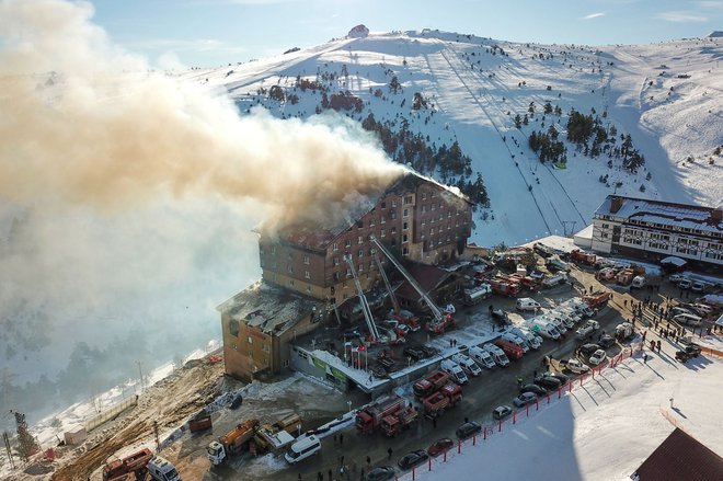 Gasilci so potrebovali 45 minut, da so se prebili do gorečega hotela. FOTO: Afp