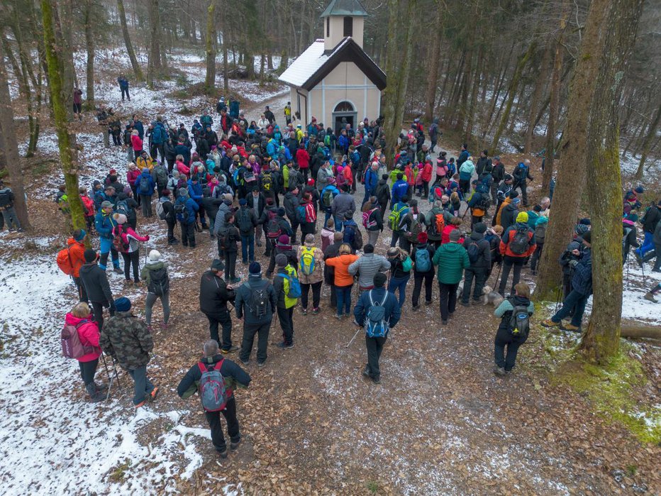 Fotografija: Izpred gasilskega doma v Sobračah so se povzpeli proti Čagoški kapelici. FOTO: Anže Adamlje