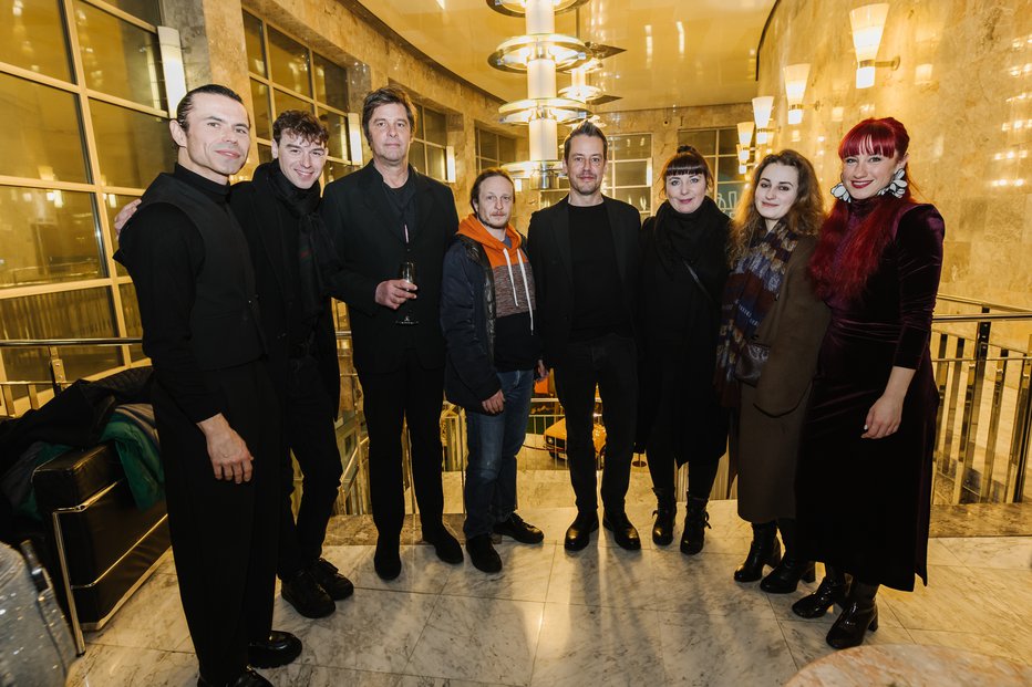 Fotografija: Koreograf in plesalec Michal Rynia, violinist Deyan Muc, violončelist Klemen Hvala, virtuoz na violi Klemen Bračko, skladatelj Sebastien Bal, skladateljica Mateja Starič, violinistka Jelena Pejić ter koreografinja in plesalka Nastja Bremec Rynia