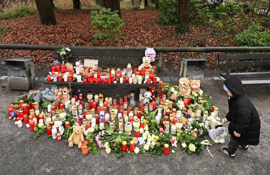 Fotografija: Tudi danes pretreseni občani v park prinašajo cvetje, sveče in plišaste igračke. FOTO: Kirill Kudryavtsev/Afp