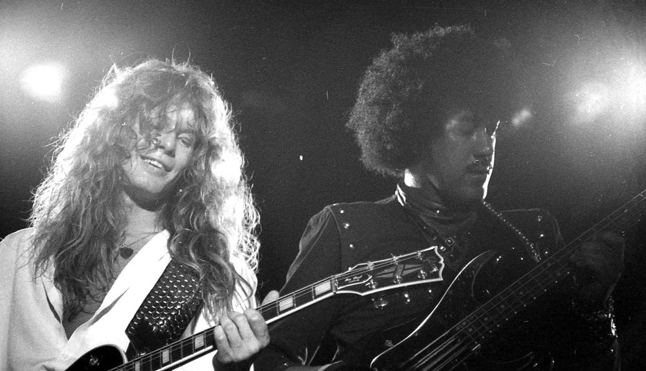 Fotografija: Sykes s frontmanom skupine Thin Lizzy Philom Lynottom leta 1983 v Readingu FOTO: Steve Knight/Wikimedia Commons CC BY 2.0