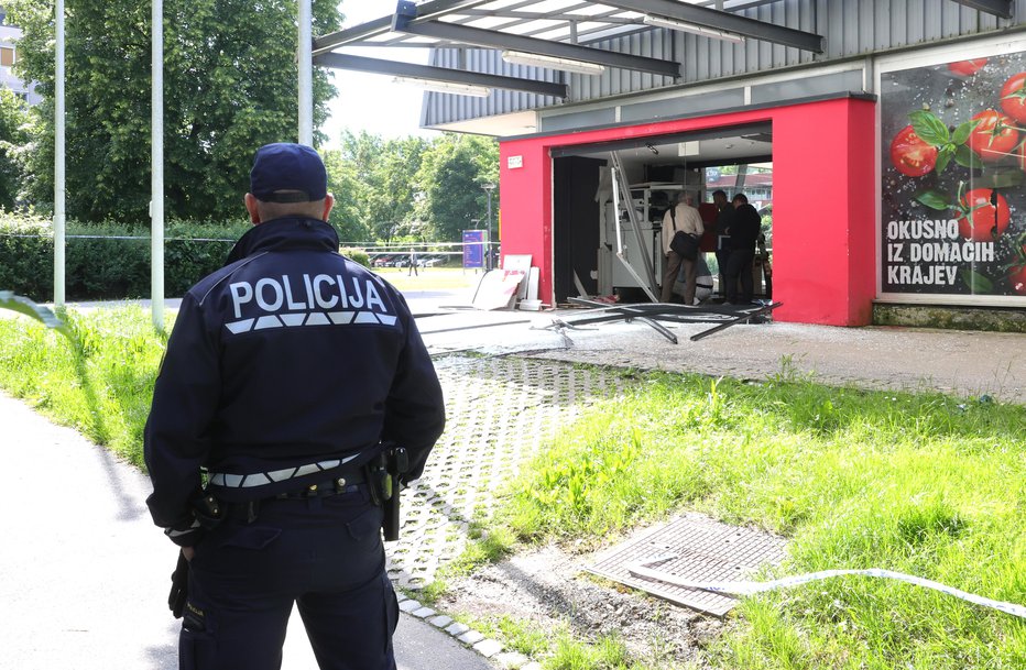 Fotografija: Tako so maja lani z eksplozivom poškodovali bankomat, ki je tik ob trgovini Mercator Štepanjsko naselje.  Foto: Dejan Javornik