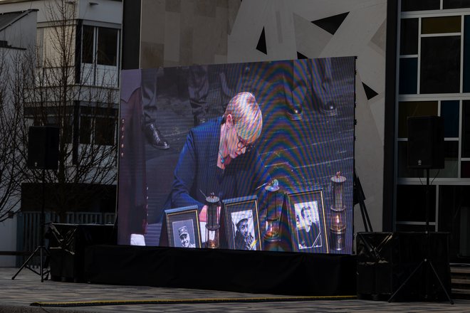 Predsednica Nataša Pirc Musar se je vpisala v žalno knjigo. FOTO: Črt Piksi