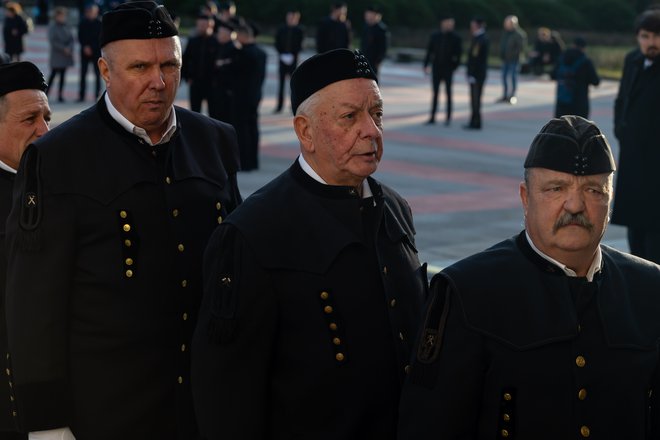 Na žalni slovesnosti so se umrlim poklonili številni sodelavci in občani Šaleške doline. FOTO: Črt Piksi