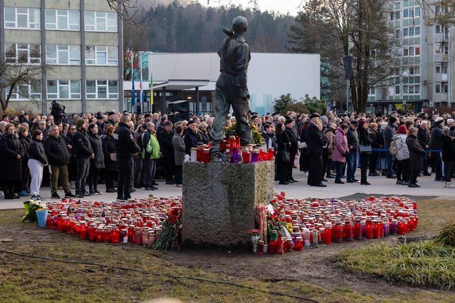 Pri spomeniku rudarja na Titovem trgu so se opoldne z minuto molka poklonili spominu na tri rudarje. FOTO: Črt Piksi