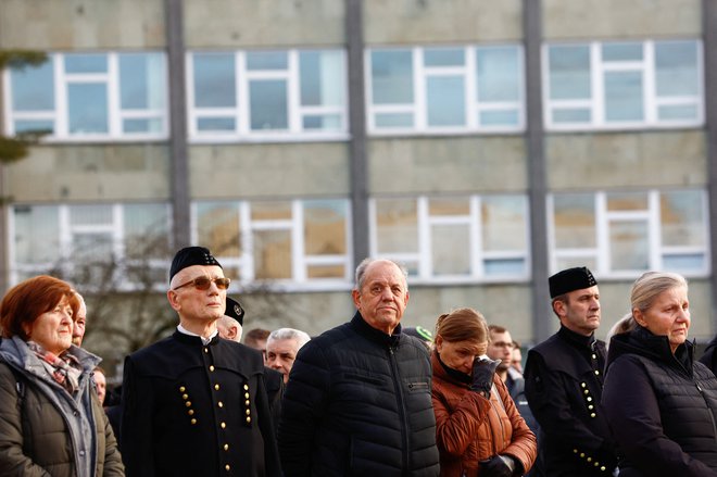 Ob 19.10, ko se je v ponedeljek zgodila nesreča, bodo v Velenju ob zvoku siren za eno minuto ugasnili javno razsvetljavo na Titovem trgu, Cankarjevi cesti ter celotni promenadi. FOTO: Borut Zivulovic Reuters