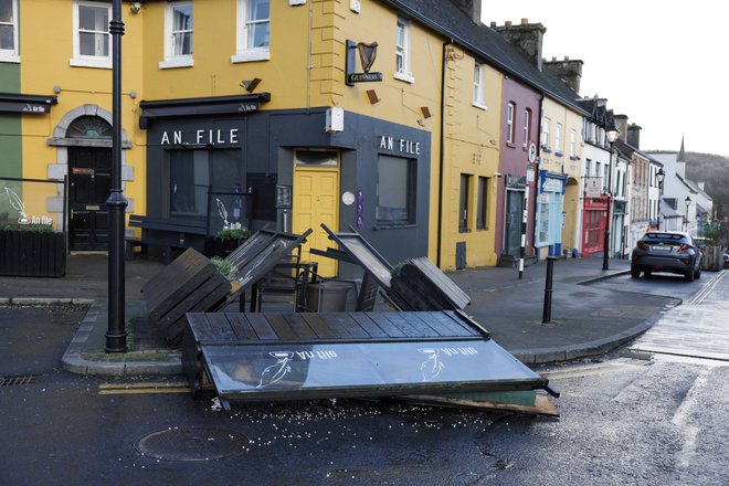 Veliko gospodinjstev je ostalo brez elektrike. FOTO: Karen Cox/Reuters