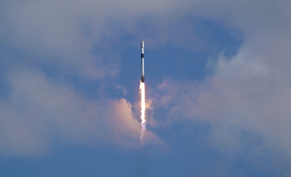 Fotografija: Med zvezde je satelite ponesla raketa Falcon 9. FOTO: Steve Nesius/Reuters