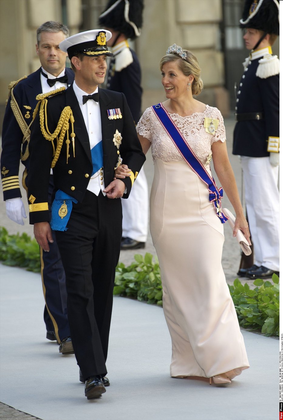 Fotografija: Na Švedskem sta bila z možem dobre volje, ko sta se udeležila poroke princese Madeleine.