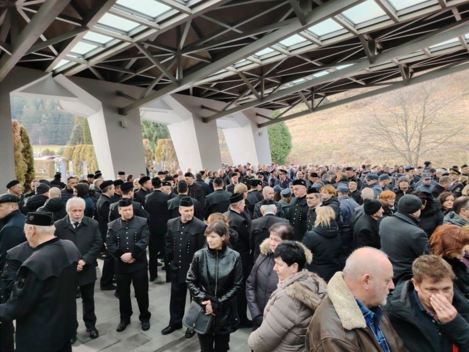 Fotografija: Danes so k večnemu počitku pospremili dva rudarja. FOTO: Blaž Samec, Delo