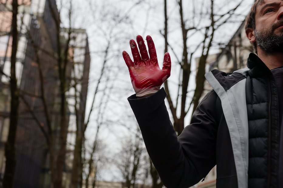 Fotografija: Protest pred srbskim veleposlaništvom. FOTO: Črt Piksi