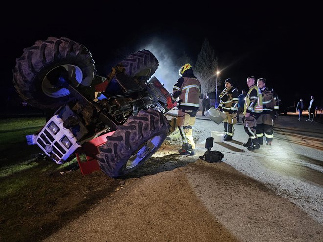 Z osebnim vozilom je izsilil prednost traktoristu, ki je končal na boku. FOTO: Pgd Ms