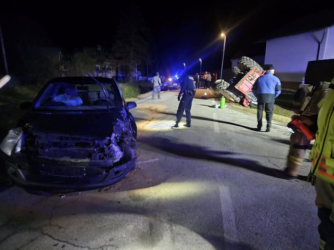 Z osebnim vozilom je izsilil prednost traktoristu, ki je končal na boku. FOTO: Pgd Ms