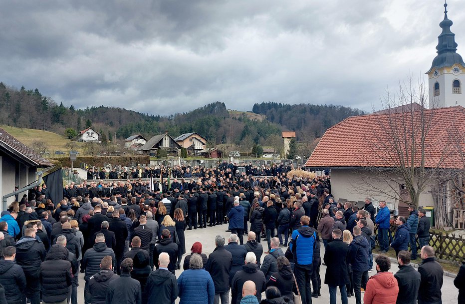 Fotografija: Pri podružnični cerkvi sv. Janeza Krstnika v Gorenju se je rudarju Mitji Stropniku prišla poklonit množica žalujočih. FOTO: Slovenske novice