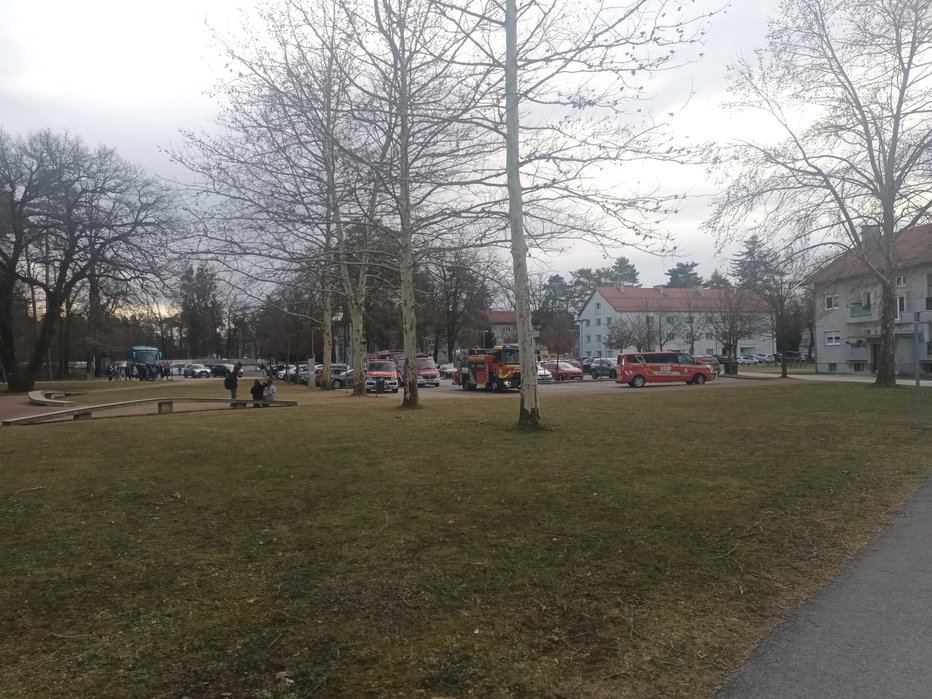 Fotografija: Pri evakuaciji v Kidričevem so pomagali tudi gasilci. FOTO: PGD Talum Kidričevo