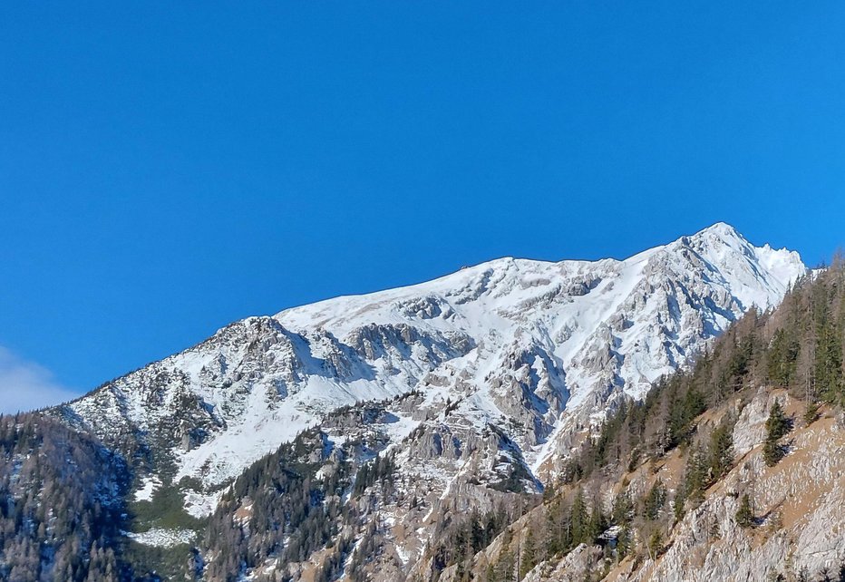 Fotografija: Odpre se prelep razgled na mogočno gmoto Stola. FOTOGRAFIJE: Janez Mihovec